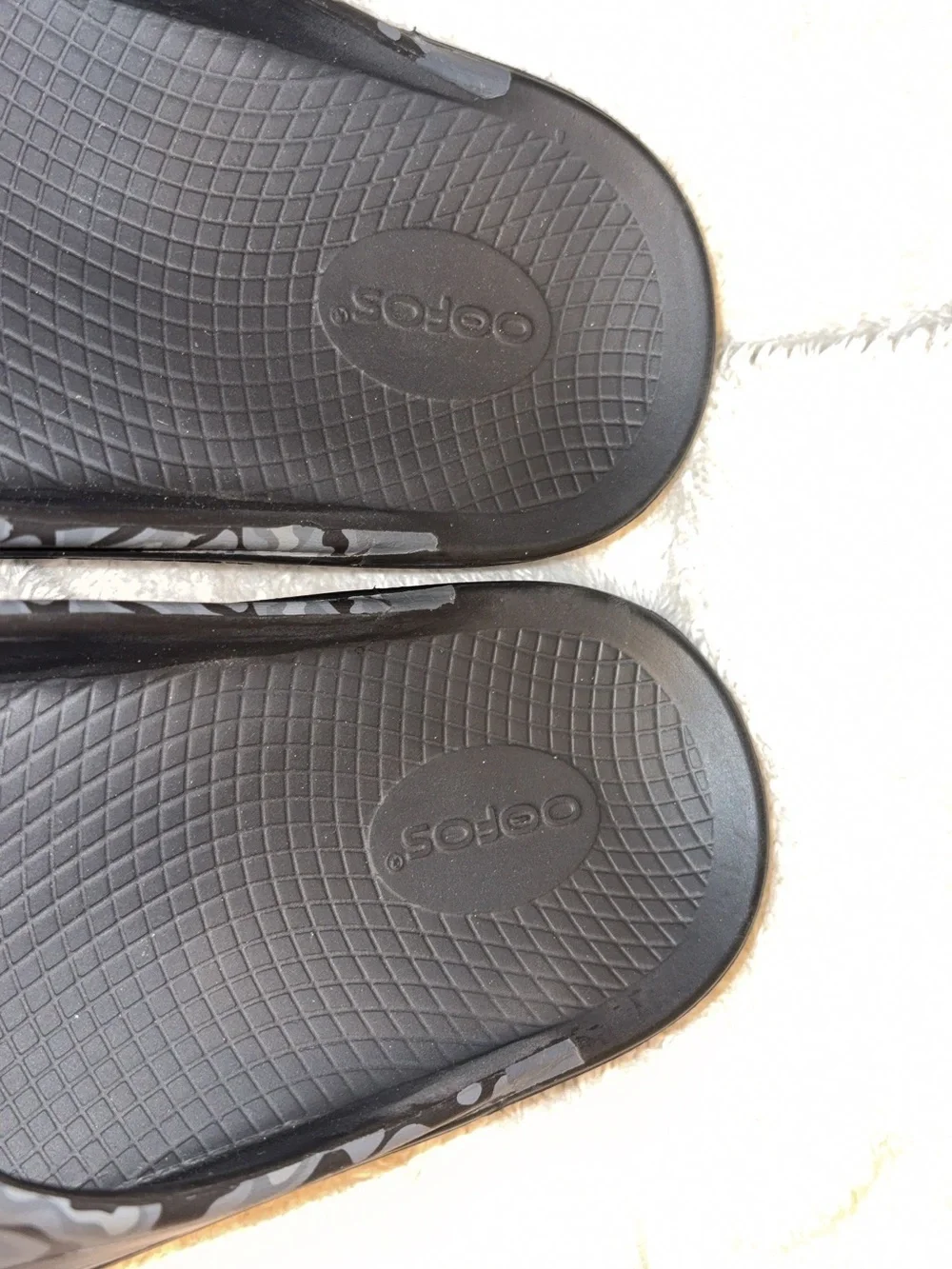 OOFOS Men's Black Water camo Patterned Slide Sandals size 11